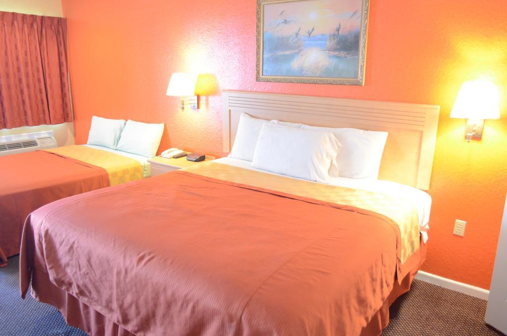 Louetta Texan Inn & Suites الغرفة الصورة