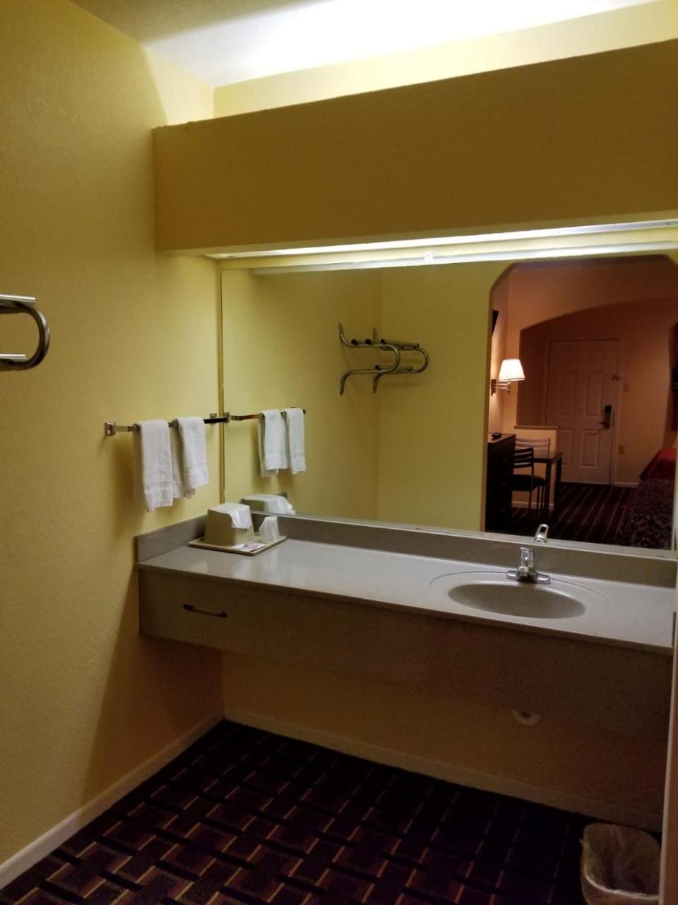 Louetta Texan Inn & Suites المظهر الخارجي الصورة