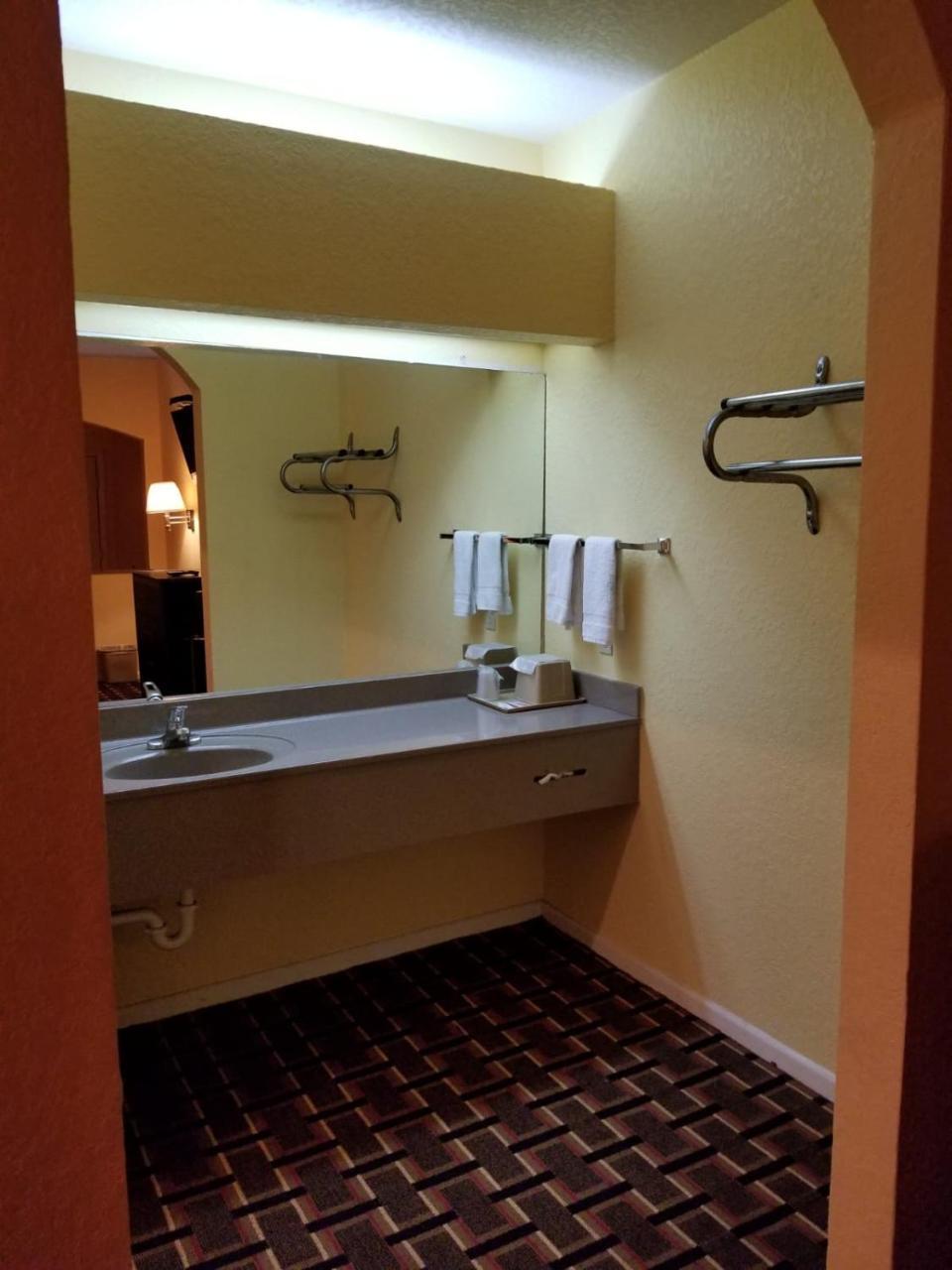 Louetta Texan Inn & Suites المظهر الخارجي الصورة
